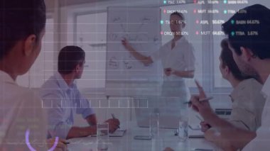 Sunucu taslak çizelgesi, banknotlar üzerinde canlandırma yaparak hisse senedi saatlerini başlatan finansal eğilimleri gösteriyor. Şirket, takım çalışması, veri görselleştirme, modern, profesyonel, analitik, yenilik