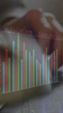 Klavyede daktilo, ofisteki kişi finansal çizelgelerin animasyonuyla çalışıyor. İş, finans, analitik, teknoloji, işyeri, veri