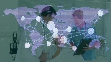 Dünya haritası yükselen doktor hasta kolunu kontrol ederken hemşire düğümlere sağlık verileri kaydediyor. Sağlık, teletıp, bağlantı, işbirliği, yenilik, tıbbi teknoloji, küresel sağlık