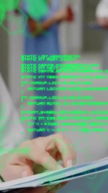 Hastanedeki çeşitli doktorlar üzerinde kimyasal formülle veri işleme animasyonu. Küresel tıp, sağlık, bilgisayar ve dijital arayüz kavramı dijital olarak oluşturulmuş video.