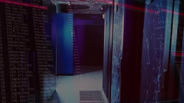 Kırmızı çizgiler sunucu koridorunu çiziyor, kod sütunları ortaya çıkıyor ve sızıntıyı göstermek için yoğunlaşıyor. Teknoloji, siber güvenlik, veri, dijital, ağ, altyapı, fütürist