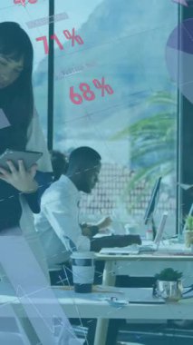 Ofiste dijital tablet kullanan bir kadın hakkında istatistiksel veri işleme animasyonu. Bilgisayar arayüzü ve iş veri teknolojisi kavramı