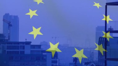 On iki sarı yıldızlı şeffaf bir halka, AB 'nin birliğini temsil eden belirsiz bir siluet üzerinde süzülüyor. Kentsel, modern, ufuk çizgisi, amblem, tasarım, mimari, çevre