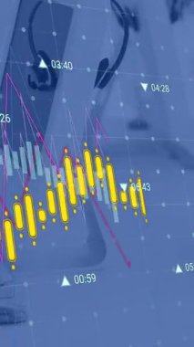 Ofisteki bilgisayarlardan yeşil hat ve veri işleme animasyonları. Dijital olarak oluşturulmuş küresel bağlantılar, hesaplama ve veri işleme kavramı.