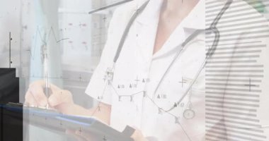 Doktor panoya hasta notları yazıyor dijital çizelgeleri başlatıyor ve gülümsüyor. Sağlık, profesyonellik, dijital teknoloji, veri analizi, tıp endüstrisi, tanı, klinik