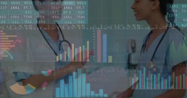 Hastane koridorunda el sıkışan iki tıp uzmanı yüzen veri tablolarını aktifleştiriyor. Sağlık, işbirliği, dijital, analitik, profesyonellik, teknoloji, takım çalışması