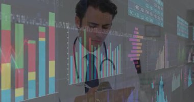 Pano tabletine tıkladıktan sonra, erkek doktor çizelgeleri güncellerken tıbbi verileri not alıyor. Profesyonel, sağlık, görselleştirme, analitik, teknoloji, yenilik, eğitim