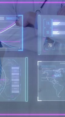 Hastane ortamında dijital sağlık verilerinin animasyonunu yapan tıp uzmanları. Sağlık, teknoloji, yenilik, analiz