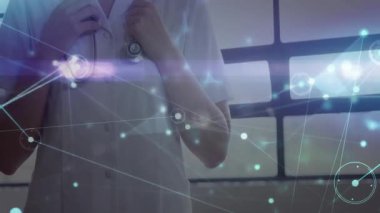 Tıbbi profesyonel steteskop, yakın plan çekimde geri çekiliyor ve ağ örtüşüyor. Sağlık, teletıp, dijital sağlık, tıbbi teknoloji, profesyonel, klinik, yenilik