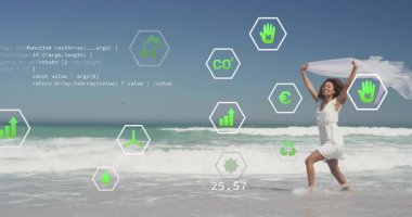 Kadın sörf eşarbına basıyor, finans kodu simgeleri yer değiştirirken zıplıyor, veri gösteriyor. Çevresel, sürdürülebilirlik, yenilik, farkındalık, enerji, canlılık, açık hava