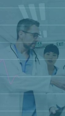 Hastanedeki çeşitli doktorlarda finansal veri işleme animasyonu. Küresel tıp, bağlantılar, hesaplama ve veri işleme kavramı dijital olarak oluşturulmuş video.