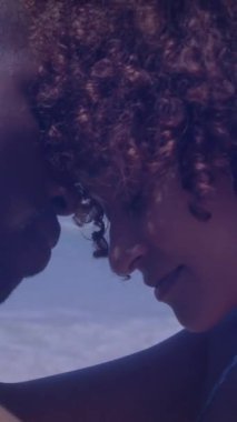 Sahilde birbirini kucaklayan Afro-Amerikan çifte karşı Amerikan bayrağının animasyonu. Amerikan bağımsızlığı vatansever tatil konsepti