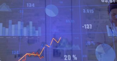 Klinikteki tablet ekranını tıklatan doktor, veri incelemesi için bar çizelgelerini ve çizgi grafiklerini güncelliyor. Tıbbi, teknoloji, profesyonel, modern, sağlık, veri, analiz