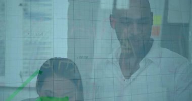 Kadın telefonda iş trendlerini kontrol ederken cam şebekede çalışan adam yükselen çizgiler çiziyor. Analizler, takım çalışması, veri görselleştirme, kurumsal, modern, profesyonel, yenilik