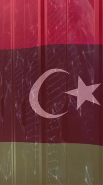 Libya bayrağının animasyonu ve bilgisayar sunucuları üzerinden dijital veri işleme. Dijital olarak oluşturulmuş küresel bağlantılar, hesaplama ve veri işleme kavramı.
