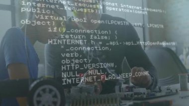 Öğrenci lehimleme robotlarına rehberlik ederken ağ okuma kodu makerspace üzerinde beliriyor. Teknoloji, yenilik, eğitim, zanaat, mühendislik, yaratıcılık, işbirliği