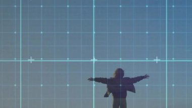 Kamera uzaklaşıyor, eğiliyor, iskelede kollarını açmış, teknolojik şebeke çerçeveli bir ufuk çiziyor. Alan, dinginlik, tefekkür, modern, dijital, minimalizm, çevre