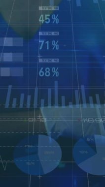 Beyaz kadın doktor üzerinden finansal veri işleme animasyonu. Küresel finansman, ilaç ve dijital arayüz kavramı dijital olarak oluşturulmuş video.