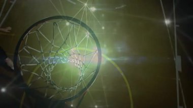 Teknik demo, dijital kaplama darbelerini gösteriyor. Ağ ve çember altında, sonra da siluet smaç topunu. Spor, adrenalin, fütüristik, dijital, yenilik, rekabet, atletizm