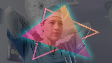 Cerrah kollarını kaldırarak cerrahi kapağı koruyor. Renk değiştiren neon üçgenle ameliyata hazırlanıyor. Tıbbi, sağlık, klinik, geleceksel, teknoloji, kesinlik, profesyonellik