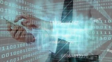 Bilgi akışını görselleştirirken akıllı telefonu dinlemek ve holografik veri ızgarasını yönlendirmek. Teknoloji, veri, yenilik, gelecek, dijital, iş, arayüz