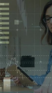 Ofiste tablet kullanarak evrak okuyan beyaz bir kadının istatistiksel veri işleme animasyonu. Bilgisayar arayüzü ve iş veri teknolojisi kavramı