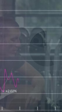 Spor salonunda egzersiz yapan farklı insanlar üzerinde veri işleme animasyonu. Küresel spor, fitness, business, links, hesaplama ve veri işleme kavramı dijital olarak oluşturulmuş video.