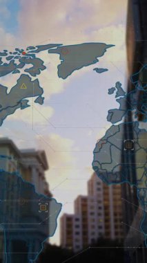 Günbatımında şehir manzarası üzerinde veri işleme animasyonu olan dünya haritası. Teknoloji, dijital, yenilik, şehir, ağ, fütüristik