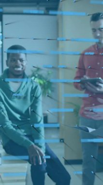 Ofiste çalışan çeşitli iş adamları üzerinde finansal veri işleme animasyonu. Küresel iş, finans ve dijital arayüz kavramı dijital olarak oluşturulmuş video.