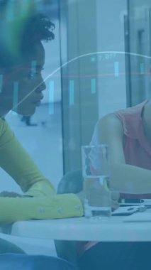 Ofisteki çeşitli iş adamları üzerinde finansal veri işleme animasyonu. Küresel finans, iş, bağlantılar, hesaplama ve veri işleme kavramı dijital olarak oluşturulmuş video.