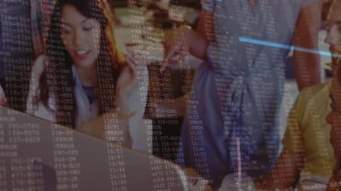 Teknoloji ekibi ekrandaki kaydırma kodunu inceledikten sonra geri bildirimi telefonla entegre etti. İşbirliği, takım çalışması, teknoloji, yenilik, dijital, modern, profesyonel