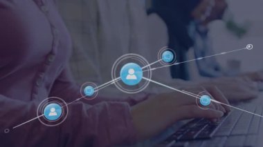 Klavyede yazan kadın ajan çağrı merkezi ajanları konuşurken kullanıcı ağında yüzüyor. Teknoloji, bağlantı, işbirliği, iletişim, dijital, kurumsal, ağ