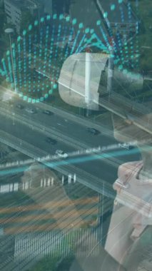 VR kulaklık ve şehir manzarası kullanan bir kızın veri işleme animasyonu. küresel iş ve dijital arayüz kavramı dijital olarak oluşturulmuş video.