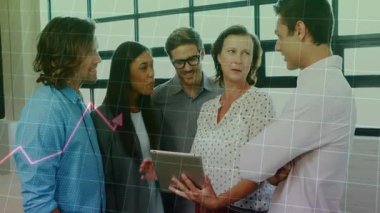 Şirket takımı tableti tıklatıyor ve iş analizleri sırasında soluk pembe çizelge animasyonunu gözlemliyor. İş, takım çalışması, işbirliği, veri, yenilik, sunum, meslek