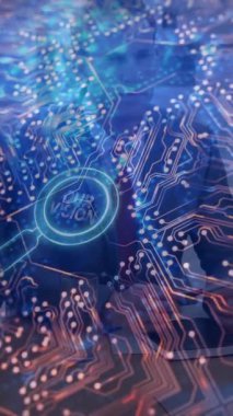 Devre kartının üzerinde büyüteç ve iş görüşmesi ayarları. Teknoloji, yenilik, elektronik, mikroçip, analiz, tartışma