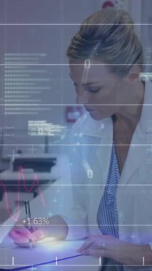 Verileri grafikler ve kodlarla analiz eden bilim adamı animasyon örtüsüne odaklanıyor. Teknoloji, araştırma, analiz, yenilik