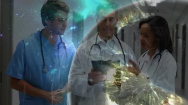 Doktor kaydırma tableti, yükselen kozmik ağ rehberlik ekibinin ortasında teşhisi analiz eden hemşire. Tıbbi, işbirliği, fütüristik, teletıp, yenilik, teknoloji, sağlık