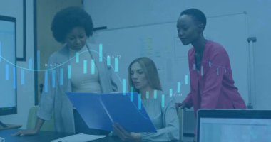 Oturan kadın mavi klasörü açıyor, takım çizelgeleri işaret ederken iş planını kesinleştiriyor. İşbirliği, takım çalışması, profesyonel, strateji, tartışma, analiz, iletişim