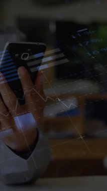 Beyaz adamın orta kesiminde akıllı telefondan kayan bilgi arayüzü animasyonu. Dijital bileşik, çoklu pozlama, rapor, iş dünyası, küresel ve teknoloji kavramı.