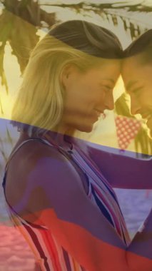 Palmiye ağaçlarının altında kucaklaşan bayrak rengi animasyon örtüsü olan çift. Tatil, tropik, seyahat, aşk, kutlama, romantizm