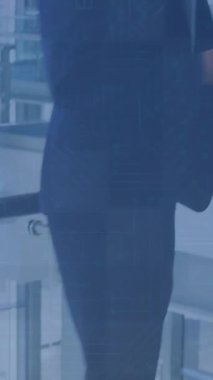 Akıllı telefon kullanan beyaz iş adamının finansal verilerinin ve grafiklerinin animasyonu. işletme, finans, ekonomi ve teknoloji konsepti dijital olarak oluşturulmuş video.