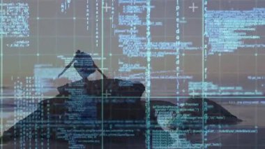 Dijital şebeke ve kod kaydırma ve inişe rehberlik ederken, kadın kıyı kayalarının üzerinde duruyordu. Teknoloji, yenilik, tefekkür, keşif, dinginlik, gün doğumu, dijital alarm