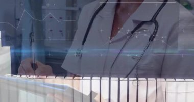 Doktor panoya hasta verileri yazıyor ve işaretleyicilerle sağlık çizelgeleri oluşturuyor. Tıbbi, profesyonel, sağlık, analitik, teknoloji, tanı, danışma