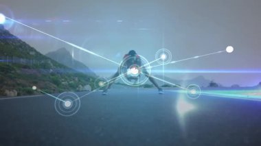 Kıyı yolunda çömelmiş erkek sporcu koşarken fitness teknolojisini etkinleştiriyor. Sporcu, teknoloji, fitness, dijital, hareket, dayanıklılık, açık hava