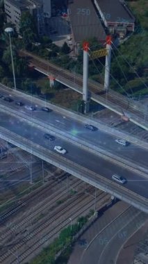 Köprüdeki trafik ve demiryolunun üzerindeki dijital ağ bağlantıları, hava görüntüsü. Altyapı, teknoloji, bağlantı, ulaşım, kentsel, iletişim