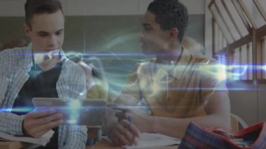 Sınıf arkadaşlarının elinde tablet tutması dijital dalganın ders üzerine kitap ve notlarla işbirliği yapmasına neden oluyor. Eğitim, takım çalışması, teknoloji, öğrenme, gençlik, yenilik, işbirliği