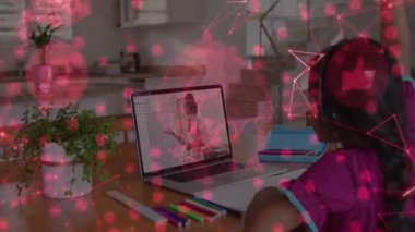 Kırmızı ağ eğitim verilerini üst üste koyarken, kız dizüstü bilgisayar araması yapıyor ve öğretmeni takip ediyor. Dijital öğrenme, uzaktan eğitim, çevrimiçi sınıf, e-öğrenme, ev sınıfı, sanal eğitim, öğrenci etkinliği