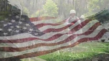 Amerikan bayrağı soluyor ve iki askerin pompalı tüfekle askeri eğitim aldığını gösteriyor. Vatanseverlik, eğitim, hazırlık, taktik, açık hava, dayanıklılık, disiplin