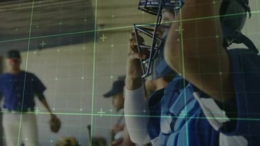 Beyzbol tutucusu yüz maskesi tutuyor ve yedek kulübesinde çenesini bağlıyor, eldiven kaldırıyor ve hazır olduğunu gösteriyor. Atletik, takım çalışması, dayanıklılık, sportmenlik, hazırlık, oyun, yarışma