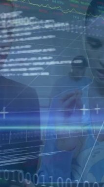 Ofisteki çeşitli iş adamları üzerinde finansal veri işleme animasyonu. Küresel finans, iş, bağlantılar, hesaplama ve veri işleme kavramı dijital olarak oluşturulmuş video.